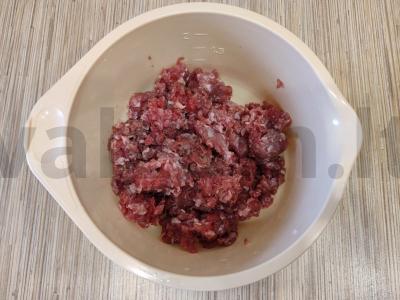 Jautienos faršo kotletai džiūvėsėliuose keptuvėje Žingsnis 2