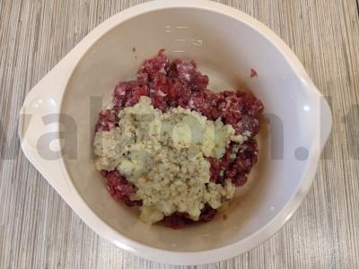 Jautienos faršo kotletai džiūvėsėliuose keptuvėje Žingsnis 3