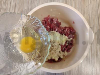 Jautienos faršo kotletai džiūvėsėliuose keptuvėje Žingsnis 4