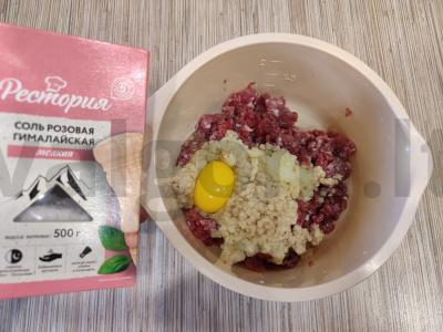 Jautienos faršo kotletai džiūvėsėliuose keptuvėje Žingsnis 5