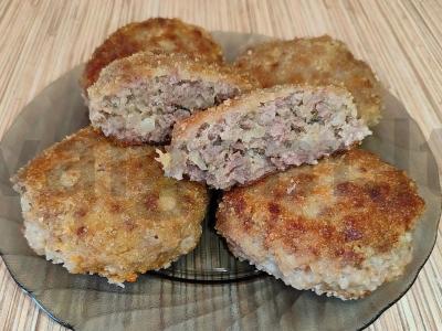 Jautienos faršo kotletai džiūvėsėliuose keptuvėje pagrindine nuotrauka