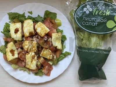 Daržovių salotas su keptu Adygei sūriu pagrindine nuotrauka