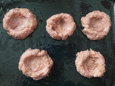 Kotletai iš faršo su pomidorais, česnaku ir mocarelos sūriu Žingsnis 2