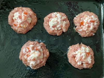 Kotletai iš faršo su pomidorais, česnaku ir mocarelos sūriu Žingsnis 3