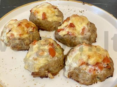 Kotletai iš faršo su pomidorais, česnaku ir mocarelos sūriu pagrindine nuotrauka