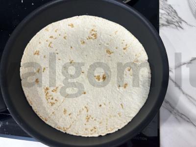 Tortilija su faršo, pomidorų ir sūrio įdaru Žingsnis 3