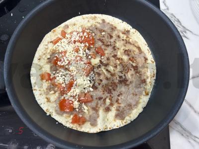 Tortilija su faršo, pomidorų ir sūrio įdaru Žingsnis 5