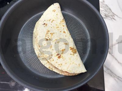 Tortilija su faršo, pomidorų ir sūrio įdaru Žingsnis 6