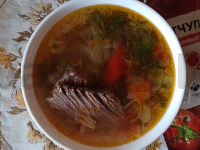 Šviežių kopūstų šči su aštriu raudonu pipiru pagrindine nuotrauka