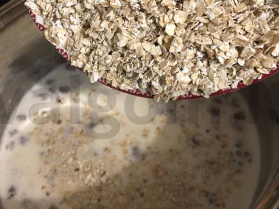 Avižinė košė su džiovintais vaisiais ir avietėmis Žingsnis 4