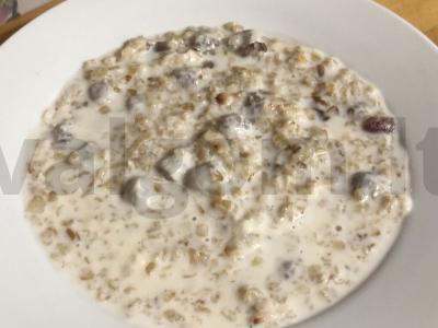 Avižinė košė su džiovintais vaisiais ir avietėmis pagrindine nuotrauka