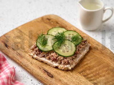 Ryžių duonos užkandis su konservuota skumbrija ir agurku Žingsnis 2