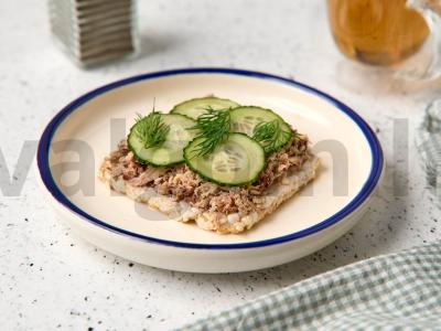 Ryžių duonos užkandis su konservuota skumbrija ir agurku pagrindine nuotrauka