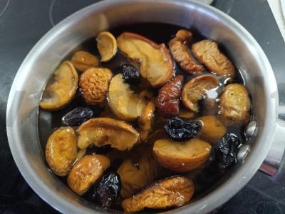 Džiovintų vaisių kompotas su šipiniais pagrindine nuotrauka