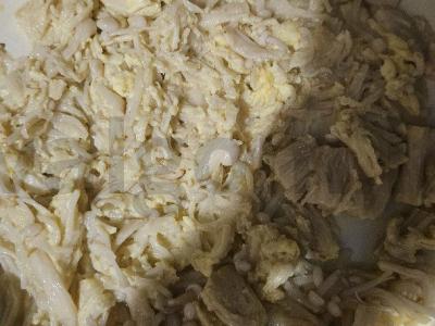 Enoki grybai su kiaušiniu ir skrudinta duona Žingsnis 4