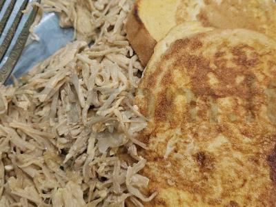 Enoki grybai su kiaušiniu ir skrudinta duona pagrindine nuotrauka