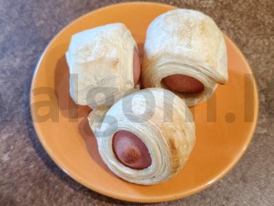 Dešrelės sluoksniuotame tešloje pagrindine nuotrauka