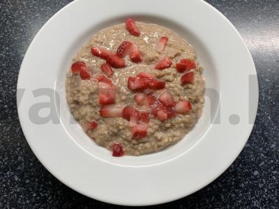 Šokoladinė ryžių-pšenių košė su braškėmis pagrindine nuotrauka