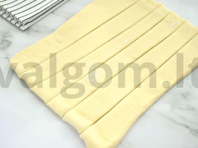 Pieninės dešrelės sluoksniuotame tešloje Žingsnis 2