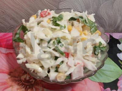 Kopūstų, rūgštynių ir krabų lazdelės salotas pagrindine nuotrauka