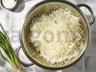 Pavasario ritinėlių salotos Žingsnis 1