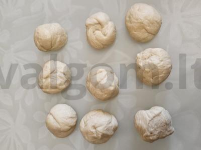 Kibinai su kiaušiniu ir svogūnais mieliniame tešloje Žingsnis 2