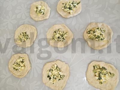 Kibinai su kiaušiniu ir svogūnais mieliniame tešloje Žingsnis 4