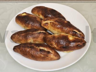 Kibinai su kiaušiniu ir svogūnais mieliniame tešloje pagrindine nuotrauka