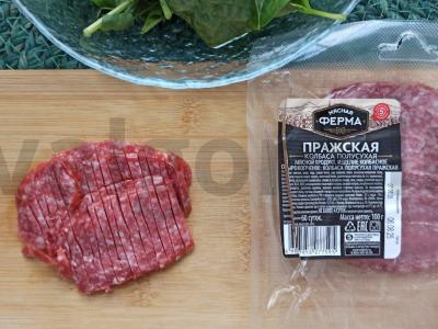 Omletas su špinatais ir rūkytomis dešromis Žingsnis 1