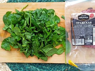 Omletas su špinatais ir rūkytomis dešromis Žingsnis 2