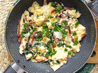 Omletas su špinatais ir rūkytomis dešromis Žingsnis 6