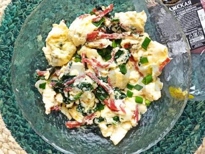 Omletas su špinatais ir rūkytomis dešromis pagrindine nuotrauka