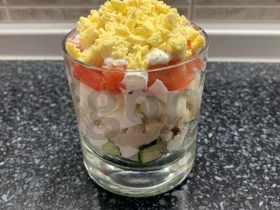 Salotos su menkės ikrais, kiaušiniais ir daržovėmis pagrindine nuotrauka