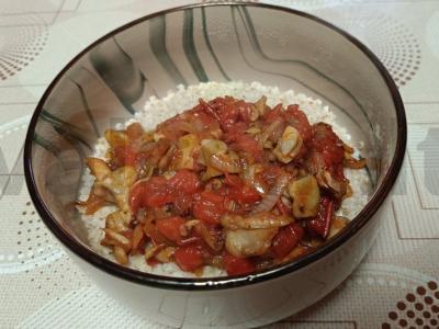 Grybų avižinė košė su troškintais pomidorais pagrindine nuotrauka