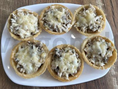 Juliens su vištiena ir pievagrybiais tartaletėse pagrindine nuotrauka