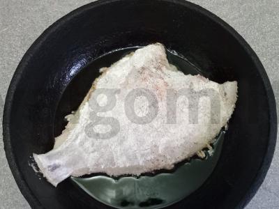 Kepta plekšnė kvapnioje džiūvėsėlių plutoje su bulvių krakmolu Žingsnis 3