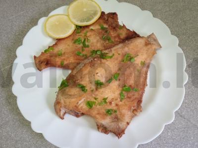 Kepta plekšnė kvapnioje džiūvėsėlių plutoje su bulvių krakmolu pagrindine nuotrauka