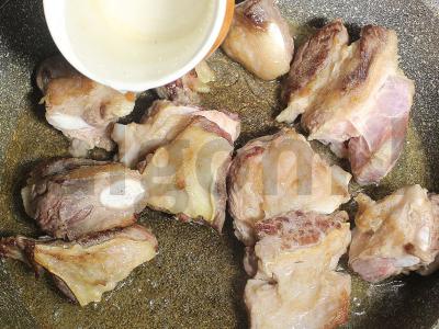 Plovas su jautienos šonkauliais Žingsnis 6