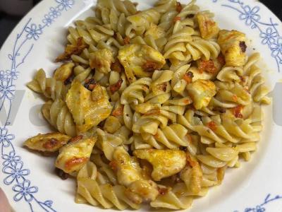 Makaronai su vištiena ir česnako prieskoniu pagrindine nuotrauka