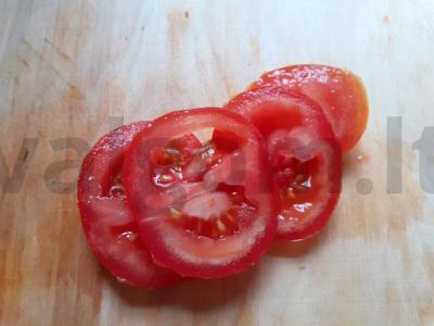 Sumuštinis su dešrelėmis, pomidoru ir lapiniu salotu Žingsnis 2