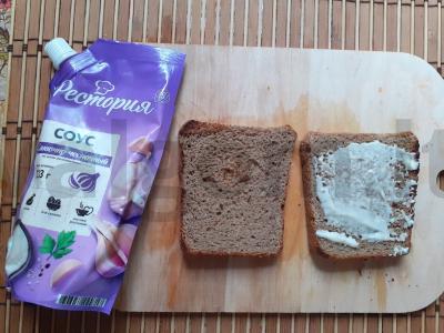 Sumuštinis su dešrelėmis, pomidoru ir lapiniu salotu Žingsnis 3