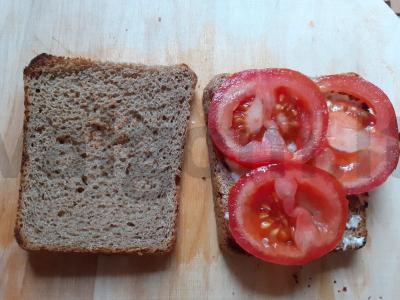 Sumuštinis su dešrelėmis, pomidoru ir lapiniu salotu Žingsnis 4
