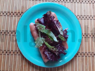 Sumuštinis su dešrelėmis, pomidoru ir lapiniu salotu Žingsnis 6