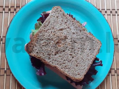 Sumuštinis su dešrelėmis, pomidoru ir lapiniu salotu pagrindine nuotrauka