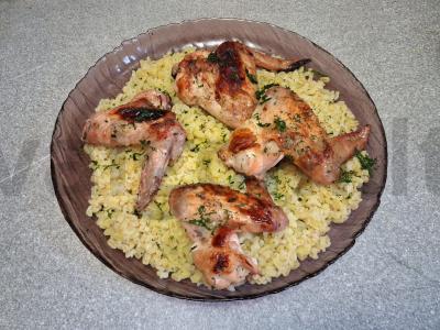 Aštrūs vištienos sparneliai su bulguro garnyru pagrindine nuotrauka