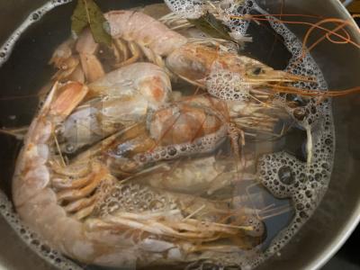 Vėžiagyviai, kepti su svogūnais Žingsnis 1