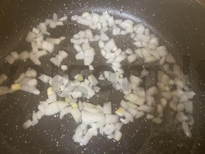 Vėžiagyviai, kepti su svogūnais Žingsnis 3