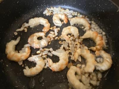 Vėžiagyviai, kepti su svogūnais Žingsnis 4