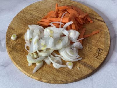 Namų stiliaus troškinti daržovės Žingsnis 1