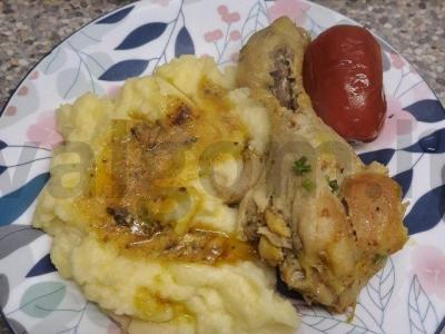 Vištiena namuose su padažu pagrindine nuotrauka